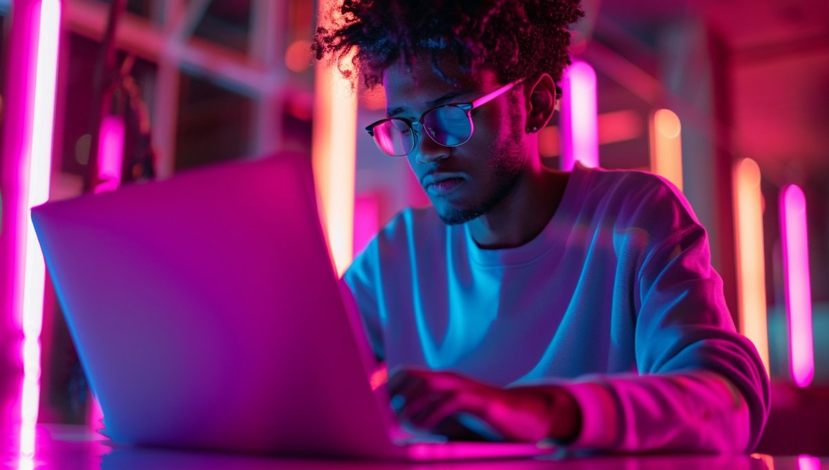 Étudiant consultant sa messagerie Zimbra Unicaen sur ordinateur portable dans un environnement d'étude moderne